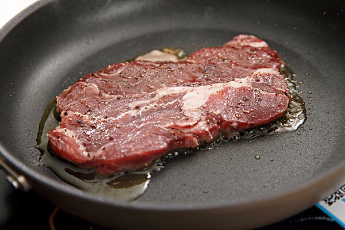 掌握煎牛排的7个小技巧,你也能当大厨!