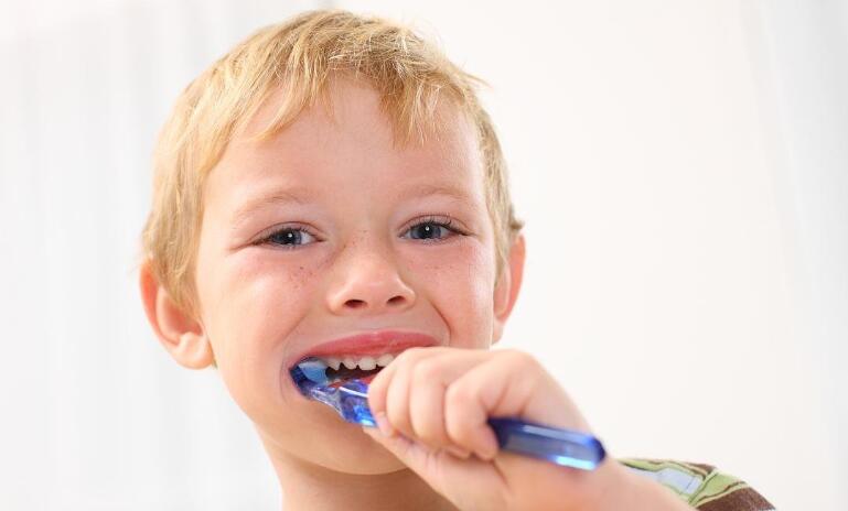 爱打扮(www.idaban.cn)，孩子总是不爱刷牙，三种方法都很棒7