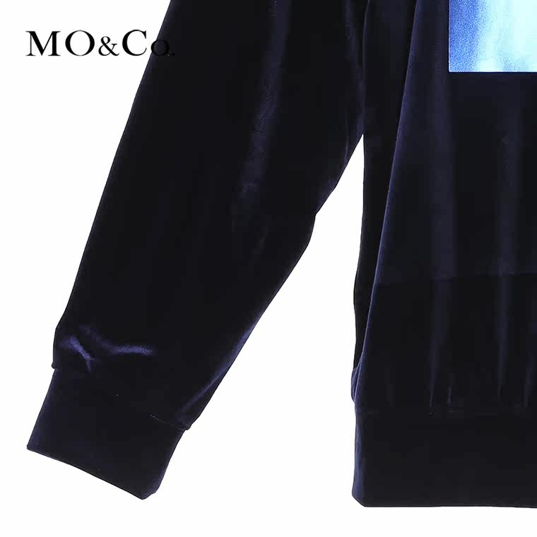 MO&Co.圆领长袖T恤女款拼接印花套头简约高街MA153TST26 moco