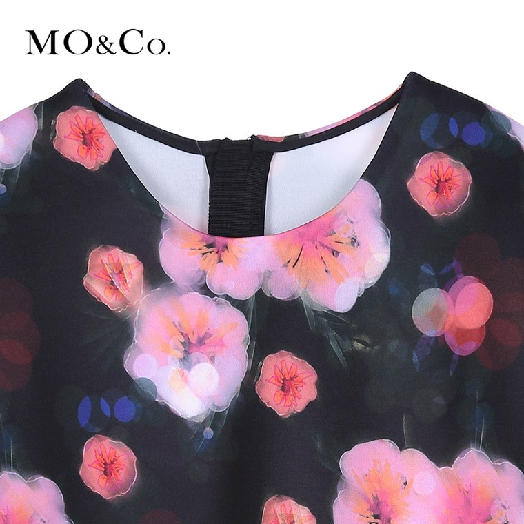 MO&Co.T恤中袖花卉印花圆领收窄袖口休闲蛋糕布裙MA153TST06 moco
