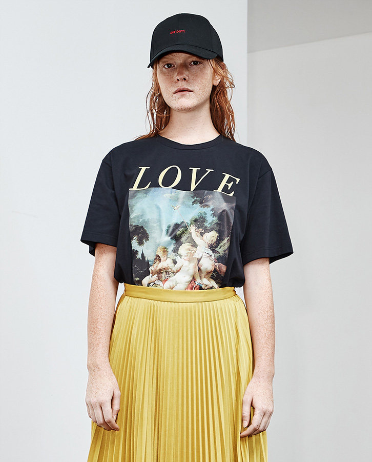 moco2018夏季新品套头圆领字母标语图案印花t恤 摩安珂