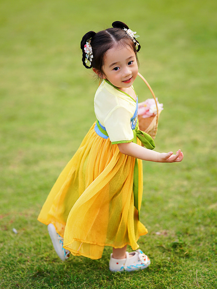 汉服中的唐装元素是什么?儿童中秋演出服解析