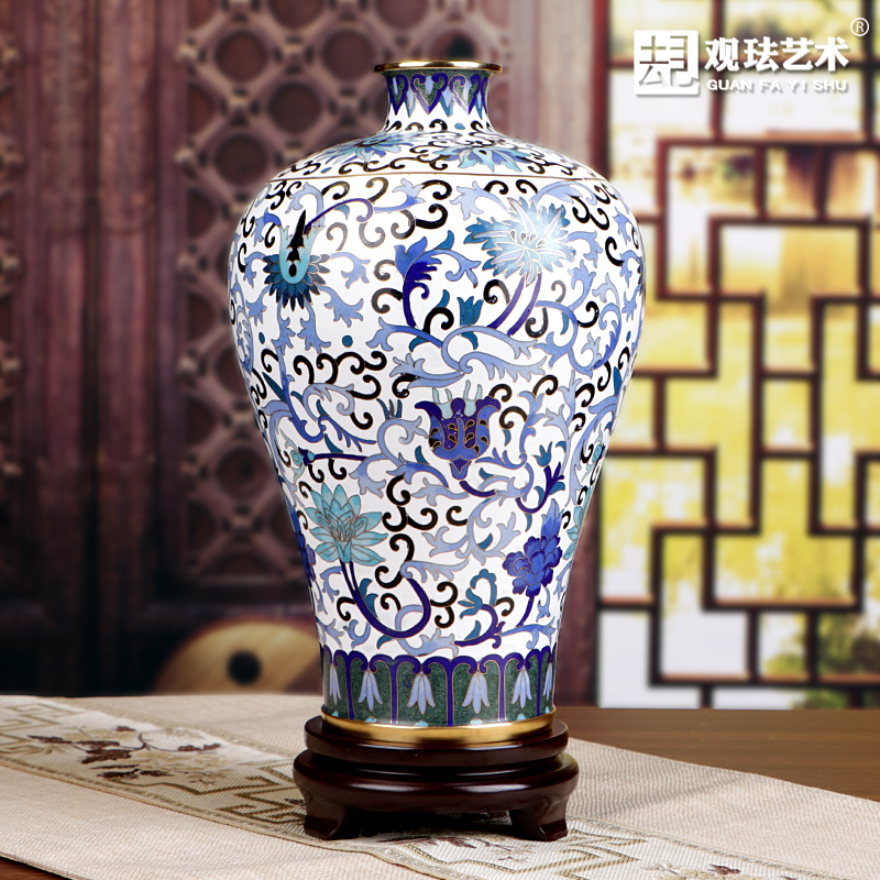 04【古雅堂】70年代 景泰藍纏枝花模様賞瓶一対 土台付き高さ25cm、胴径16cm 安藤重兵衛謹製 賜御勅傳 七寶菊華錦鶏 純銀覆輪花瓶 唐木台・共箱付