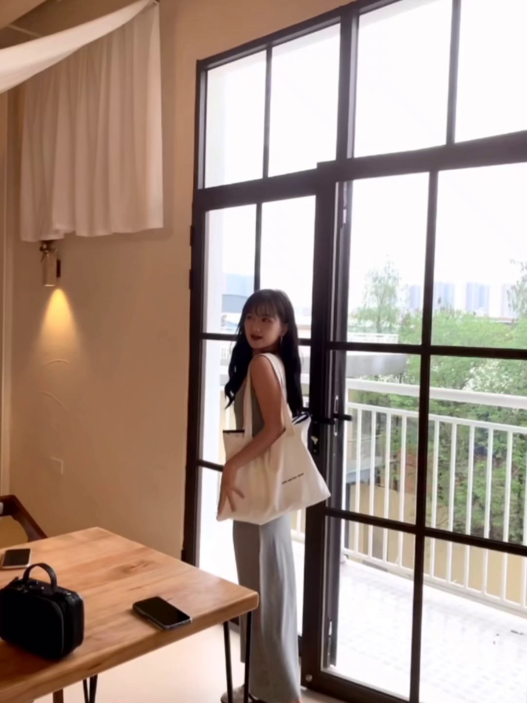 2025春夏必入法式修身灰色吊带裙显瘦神器来了！