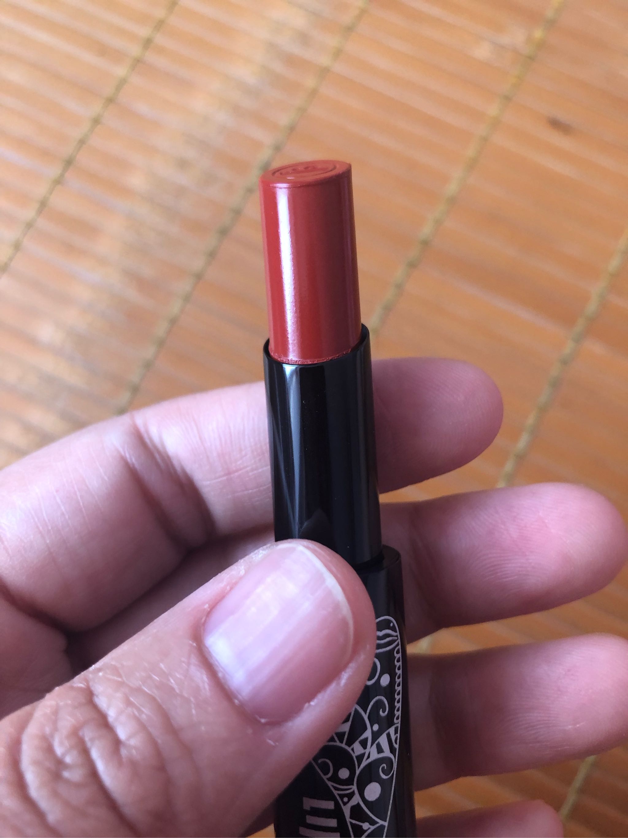 LIFLIE品牌口红设计挺有时尚感 绅女红这个色号偏暗红色_in榜 LIFLIE品牌口红设计挺有时尚感 绅女红这个色号偏暗红色