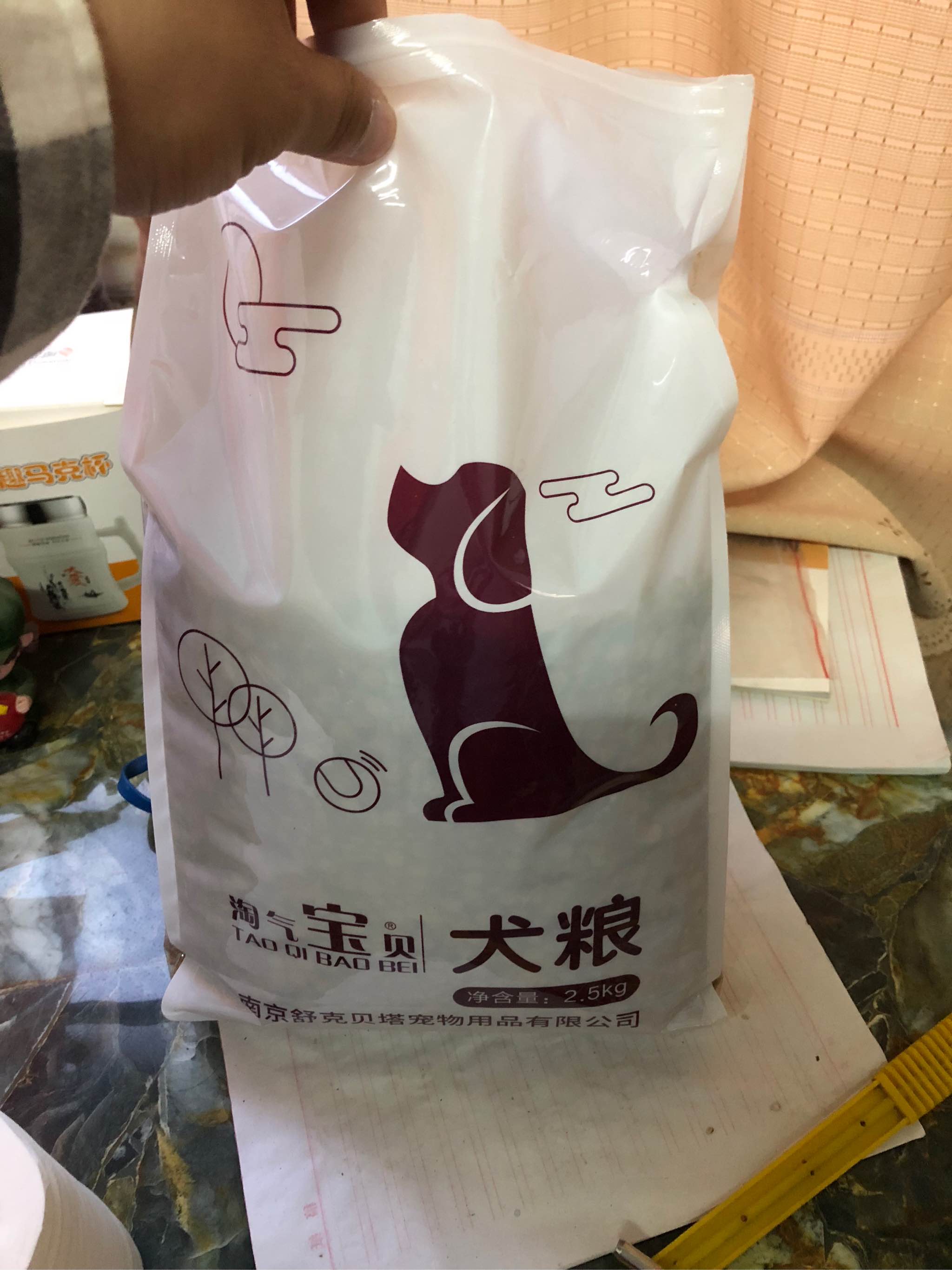 家中幼犬和邻居家狗一起吃淘气宝贝犬粮_宝贝狗 家中幼犬和邻居家狗一起吃淘气宝贝犬粮