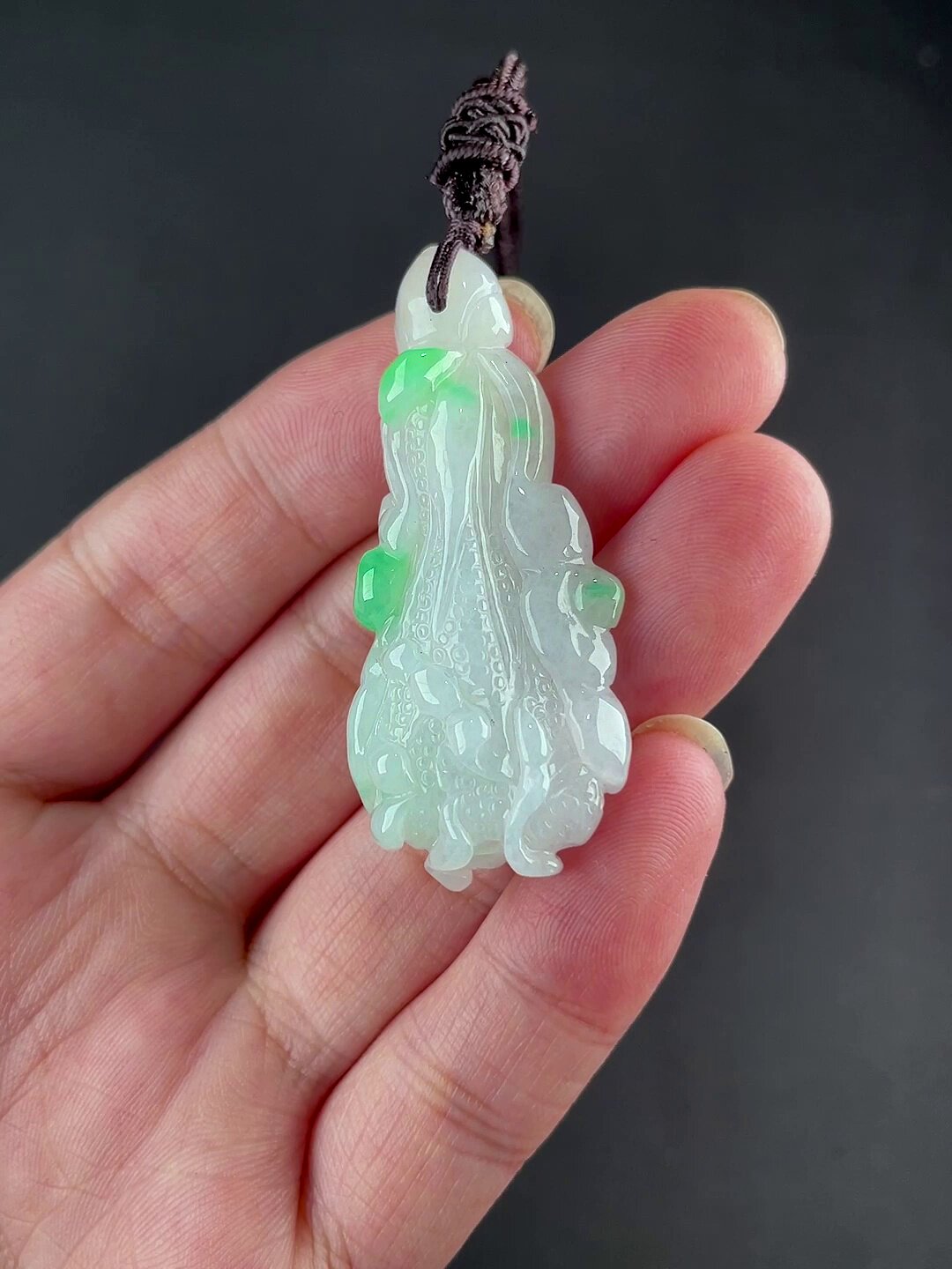 这条翡翠白菜吊坠真的让我每天心情都变好了!