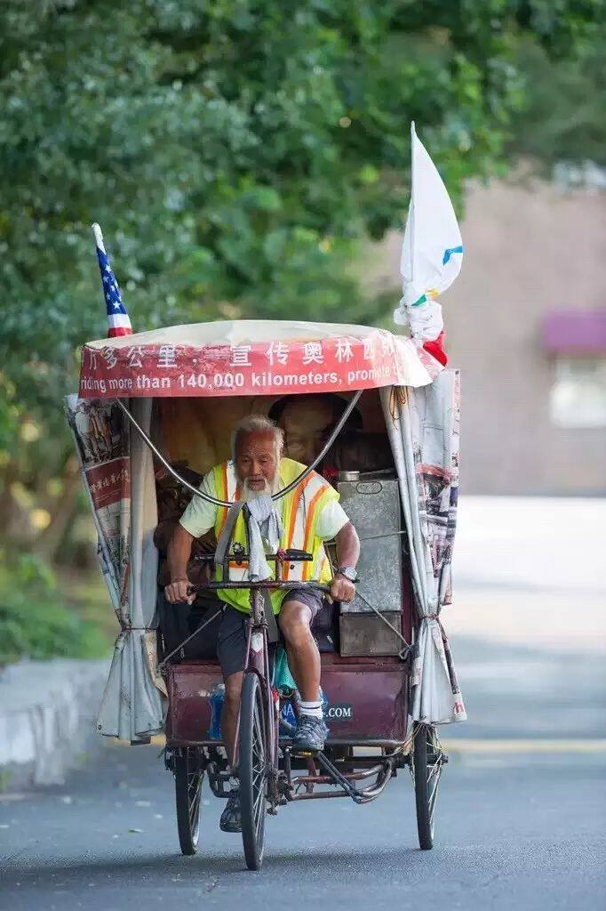 他被称为"中国阿甘",16年来独自骑三轮穿越28个国家,突发意外时仍在前