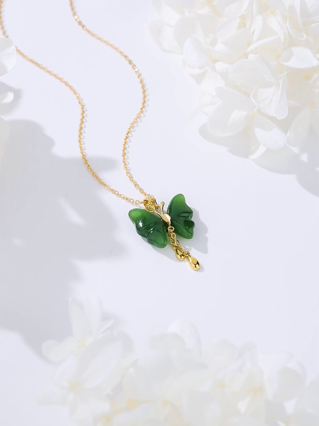 深圳女子佩戴金镶玉蝴蝶吊坠惊艳同事圈