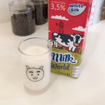 Korean ins original selling cute eyebrow pig milk cup glass juice cup cute AH