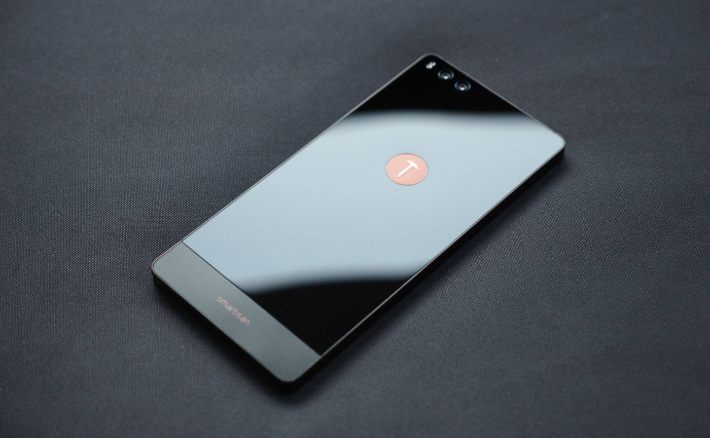 坚果pro采用了前置1600万像素镜头,后置双1300万镜头,超清双摄,并在