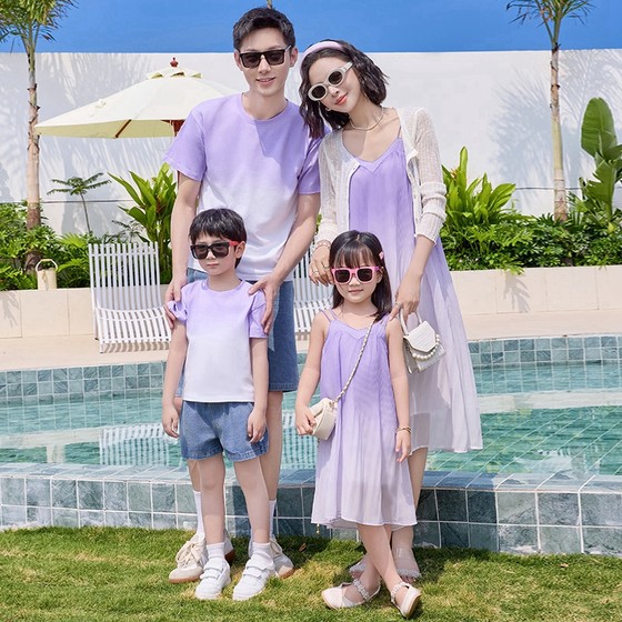 Parent-child outfit family of three or four 2025 summer new trendy gradient short-sleeved T-shirt mother and daughter dress student class uniform
Parent-child outfit family of three or four 2025 summer new trendy gradient short-sleeved T-shirt mother and daughter dress student class uniform