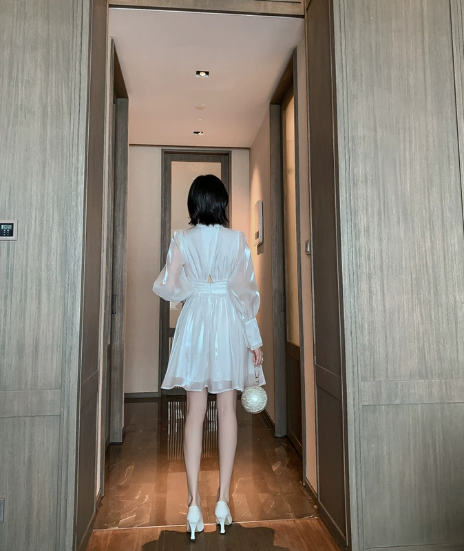 Phụ nữ mới mùa thu 2021 thời trang Hàn Quốc gợi cảm hai dây cổ chữ V tay áo lồng đèn xếp ly váy a-line eo cao - A-Line Váy