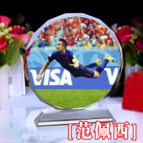 Van Persies surrounding people occasionally paparazzi crystal poster souvenirs to send Manchester United fans a birthday present