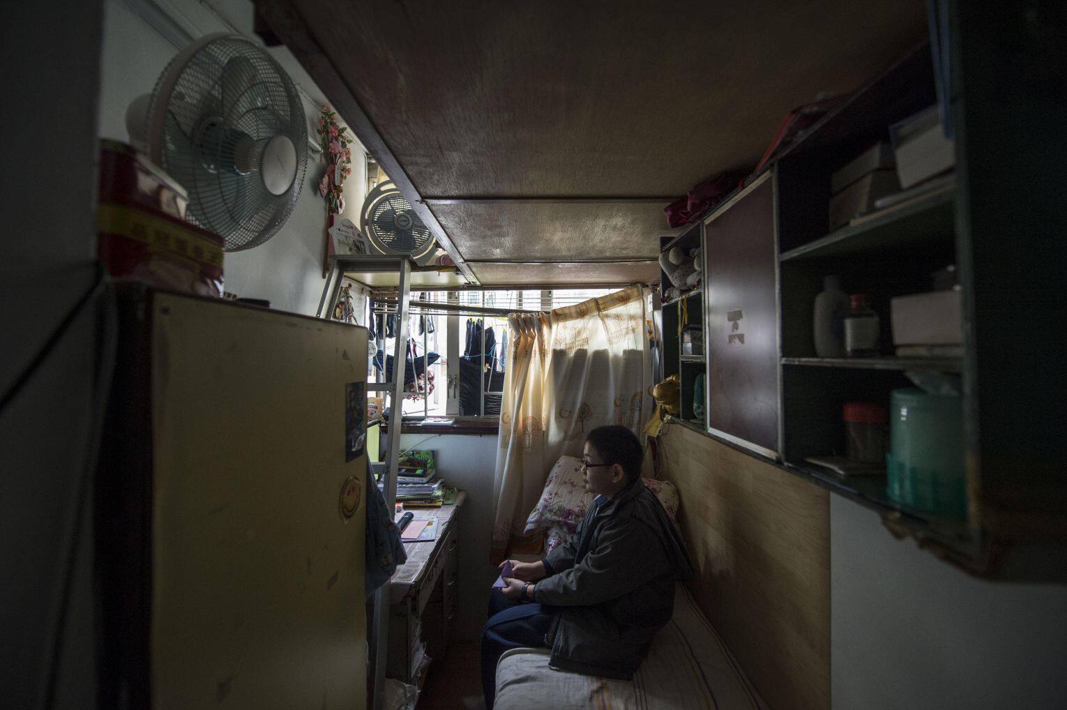 小伙爆改8㎡香港劏房睡觉不再直面马桶