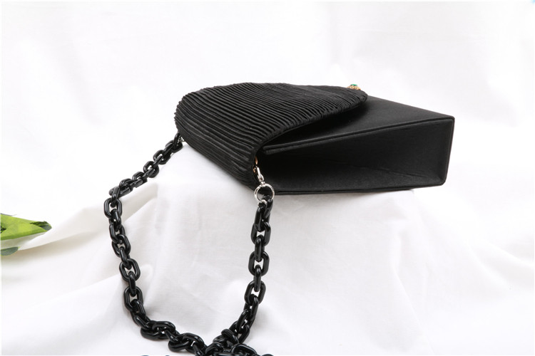 古馳包女黑色鏈條 設計自制 復古小方包亞克力粗鏈條黑色褶皺簡約信封包斜挎包包 古馳包女包