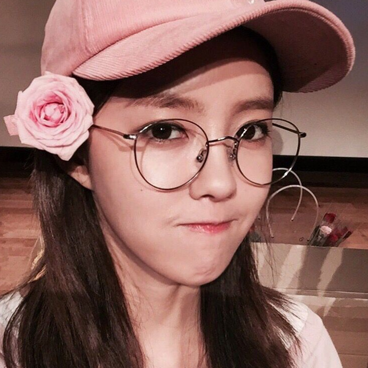 Girls Wearing Round Glasses Girls Wearing Round Glasses