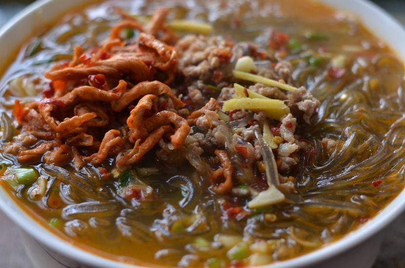 是直接去炸粉丝的生产地了;粉丝到有有的时候是卷的有时候是直的;味道