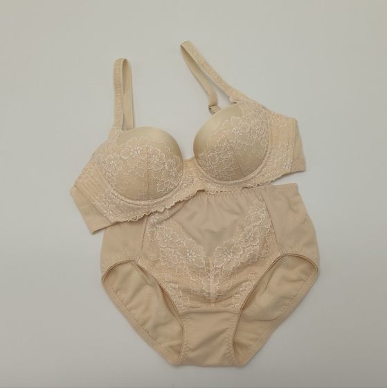 Exit Japan, there are steel rims, branches, gathered breasts, women's sexy sweet lace tops on the skin color
Exit Japan, there are steel rims, branches, gathered breasts, women's sexy sweet lace tops on the skin color