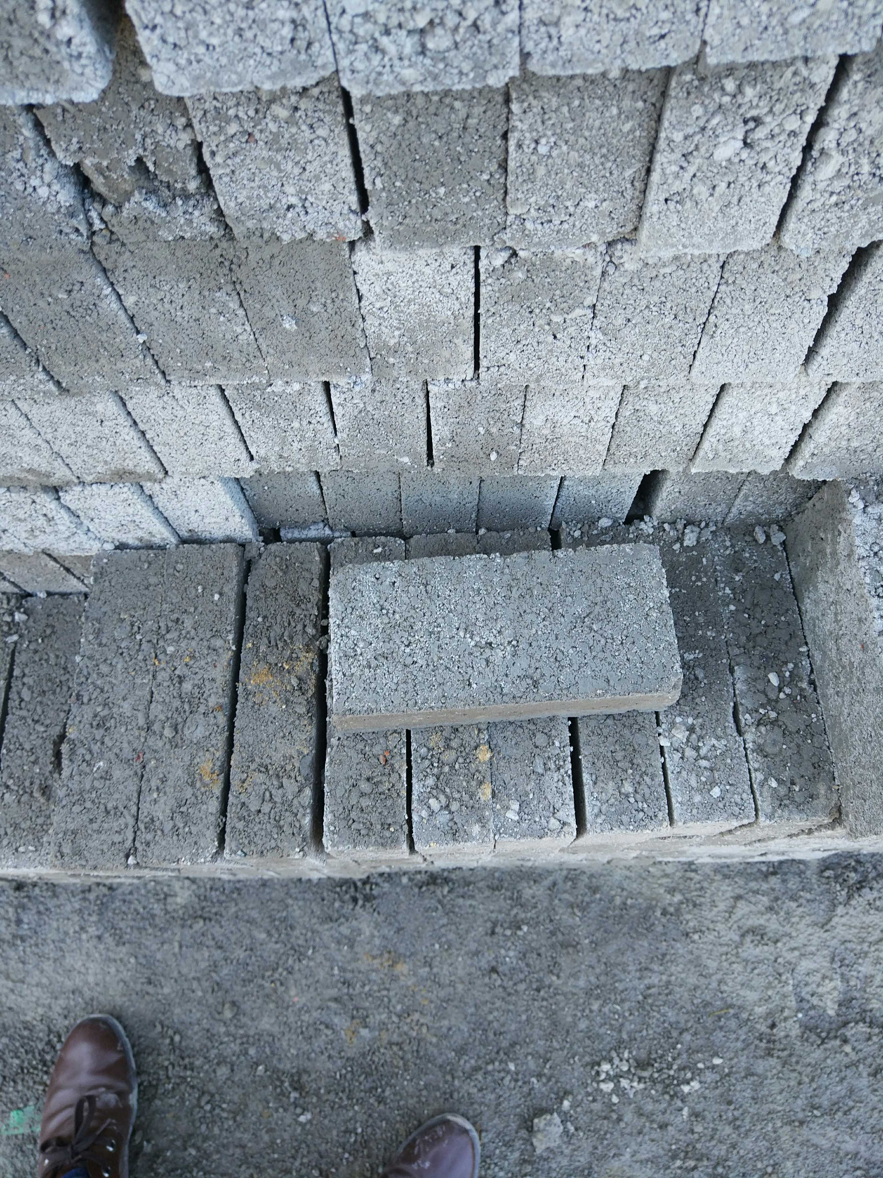 混泥土砌块砖水泥砖头万能砖六孔砖八孔砖两孔砖等型号基础建材