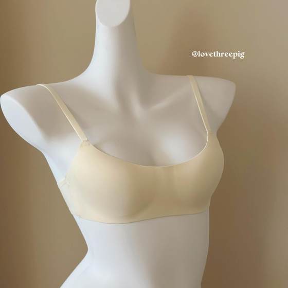 Glossy, markless one-piece strapless breasts gathered underwear without steel rings comfortable nude feeling affordable student underwear
Glossy, markless one-piece strapless breasts gathered underwear without steel rings comfortable nude feeling affordable student underwear