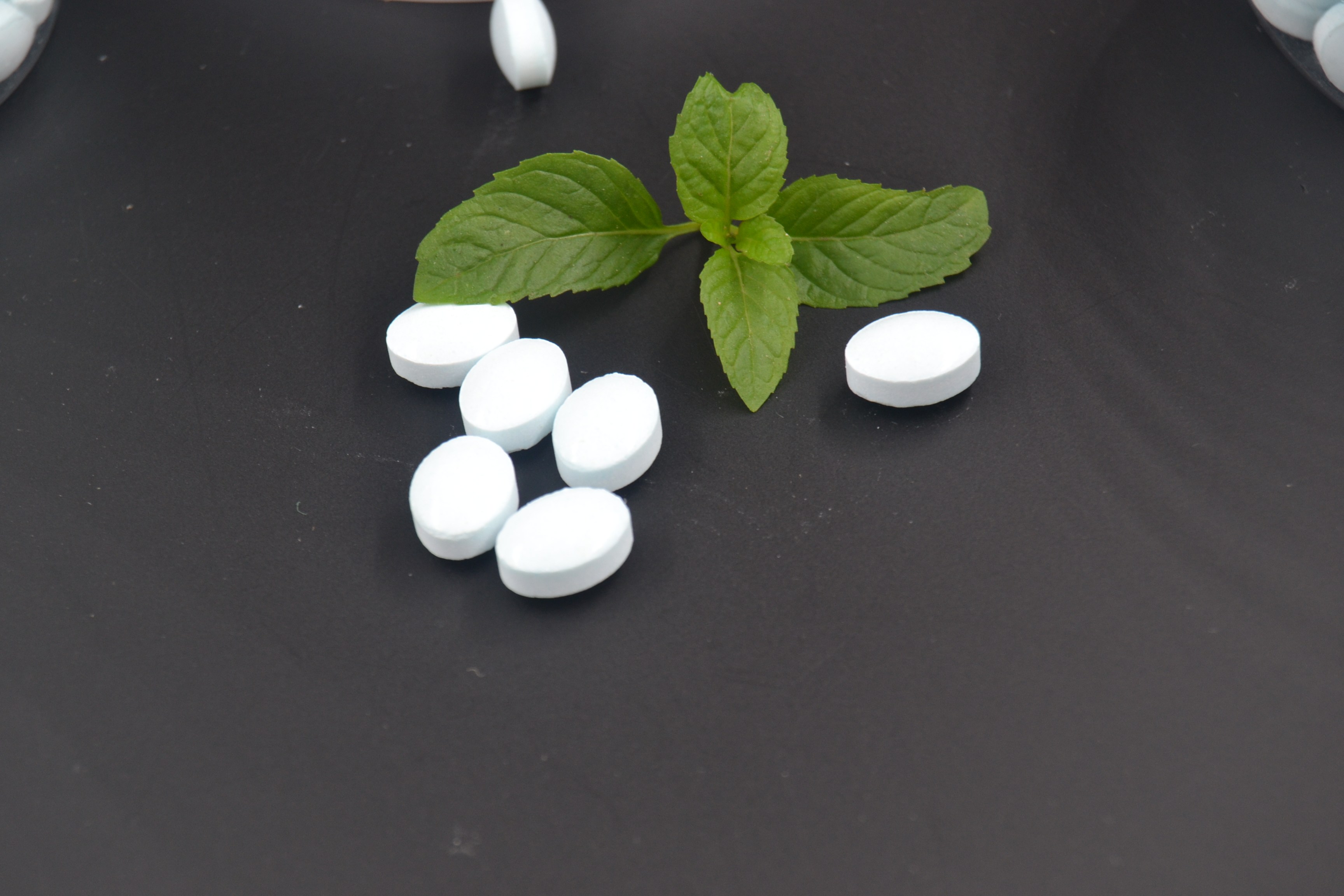 薄荷糖盒装小粒无糖老式清凉含片瓶装送铁盒清口润喉压片糖果