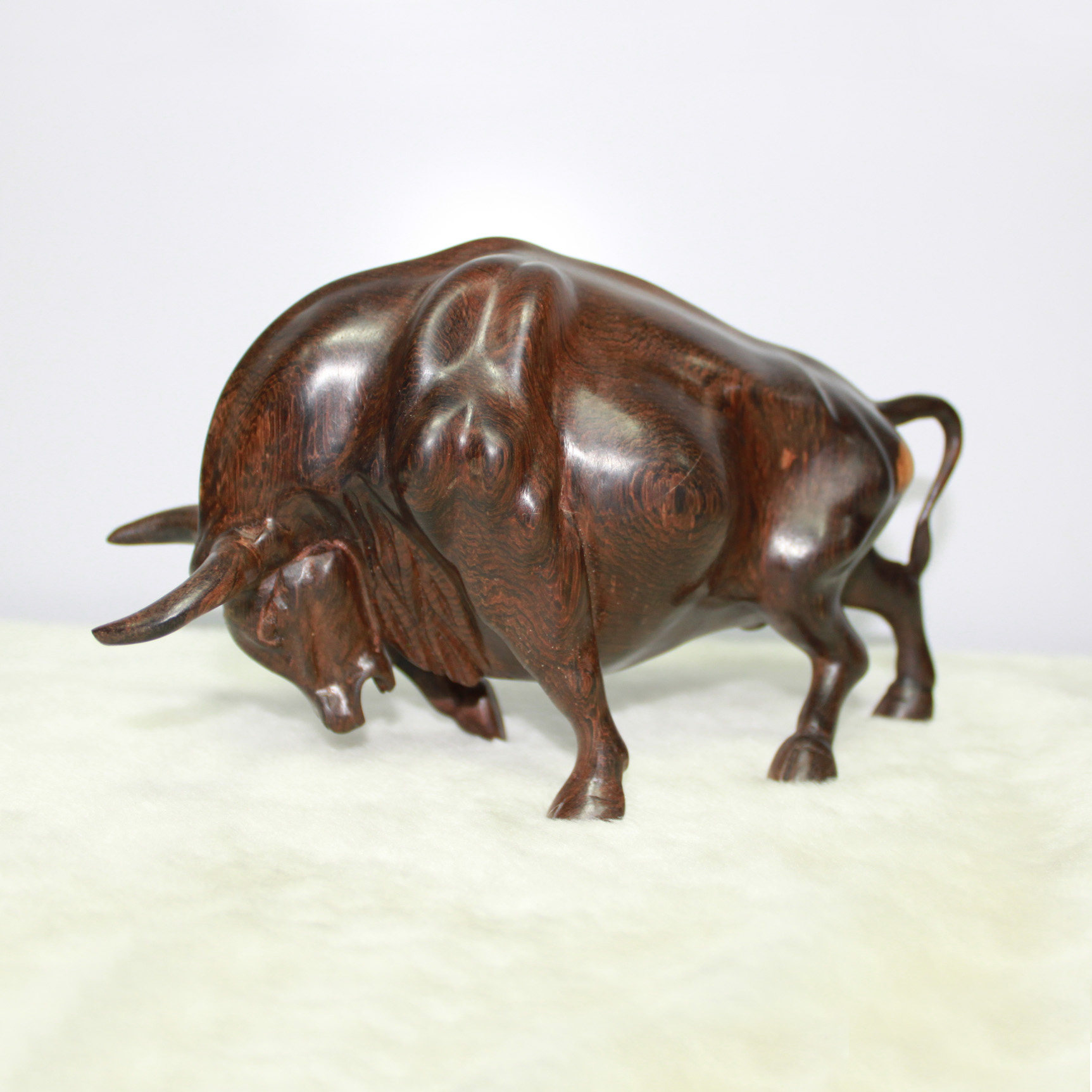 斗牛/红木工艺品/商务礼品/手工木雕/生肖风水/家居装饰摆件