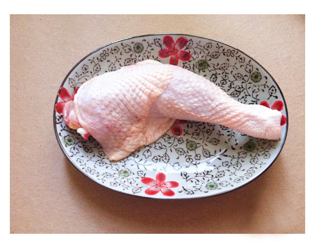 制作步骤:  1.去掉鸡腿上的细毛,洗净沥乾水