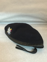 Commemorative hat: blue beret three-color cap badge