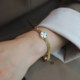 Zoxi Light Luxury Niche White Shell 4 잎 클로버 팔찌 2024 년 여성을위한 New Internet Celebrity Fu 브랜드 스네이크 뼈 체인 보석 Zoxi Light Luxury Niche White Shell 4 잎 클로버 팔찌 2024 년 여성을위한 New Internet Celebrity Fu 브랜드 스네이크 뼈 체인 보석