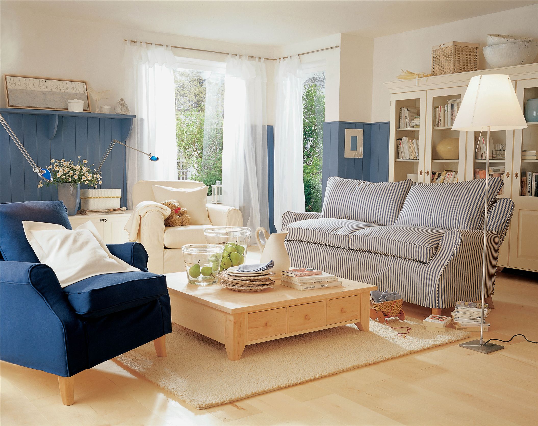 最常呆的地方是客厅,客人来聚会的地方也是客厅,从居家日常到生活琐碎