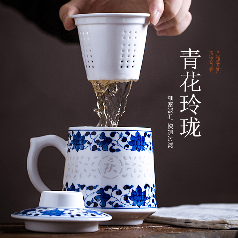 Jingdezhen blue and white and exquisite hand - made ceramic keller cup filter cup tea separate office cup tea cup with cover