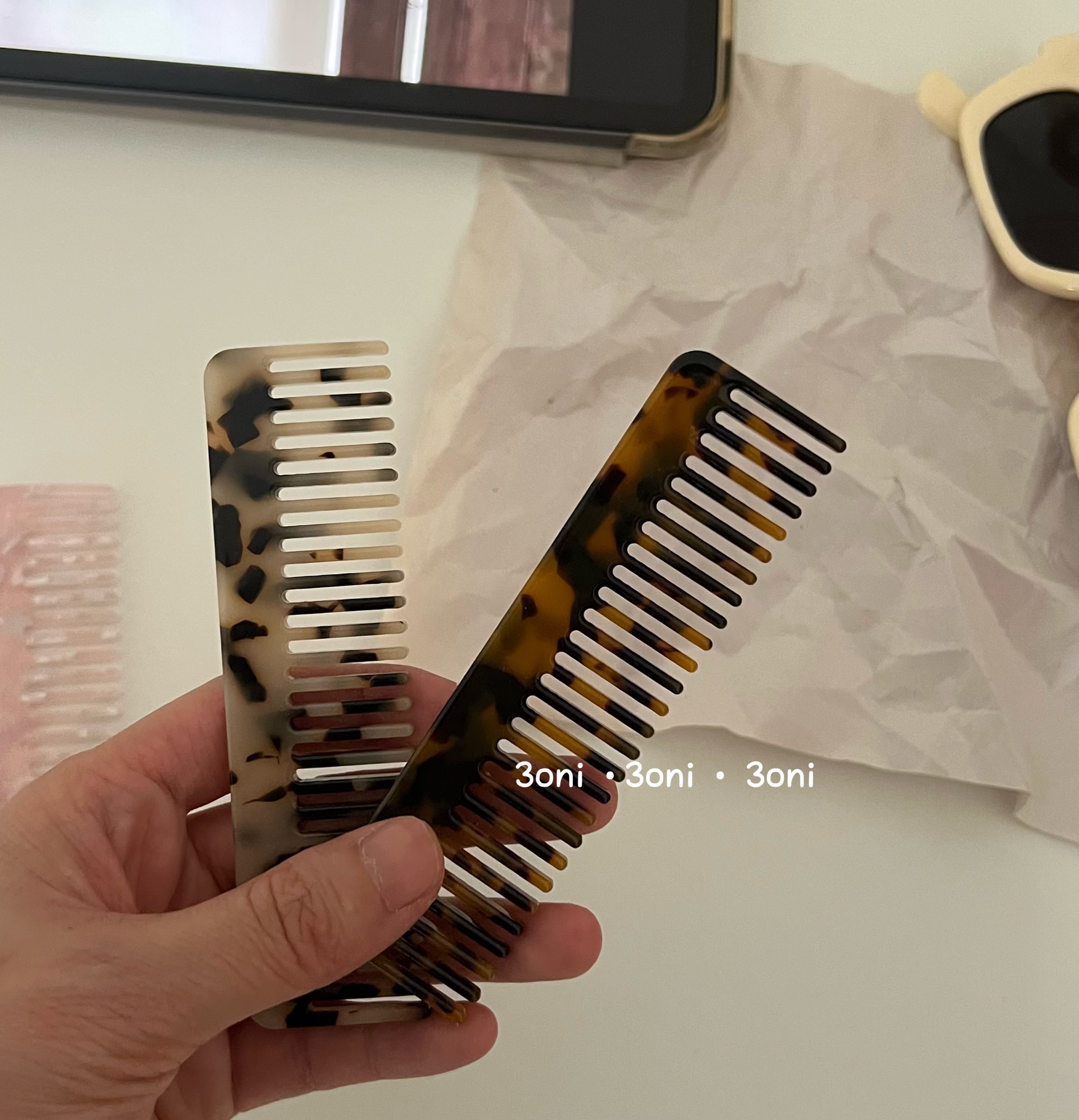 very mini a small comb! Texturized acetic acid portable comb is very