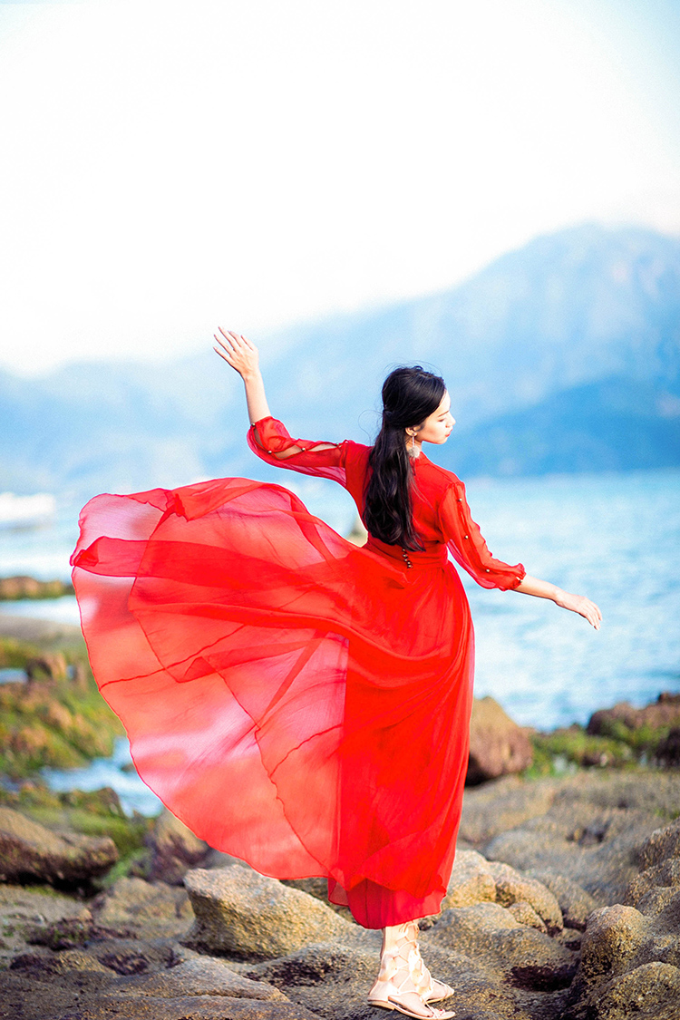 艳如飞大红色连衣裙拍照长裙超仙大摆沙滩红裙海边度假飘逸西双版纳
