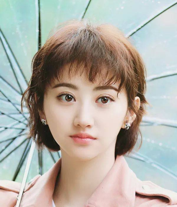 吴昕"耳侧逗号刘海"翻倍修脸型!