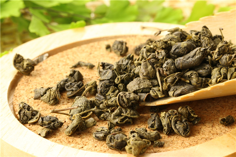 藤茶,俗称茅岩莓茶,端午茶,藤婆茶(又称山甜茶,龙须茶,系葡萄科蛇