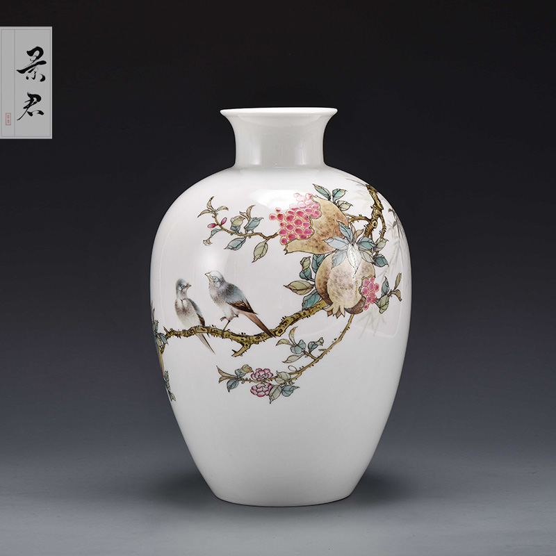 Jingdezhen ceramics by hand China wind restoring ancient ways is the sitting room flower vase furnishing articles of Chinese style decoration decoration process