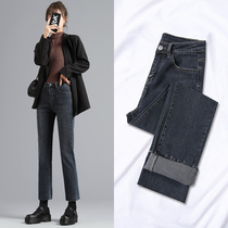 The female pair of jeans is loose and thin The new autumn outfit in 2020 is dark blue