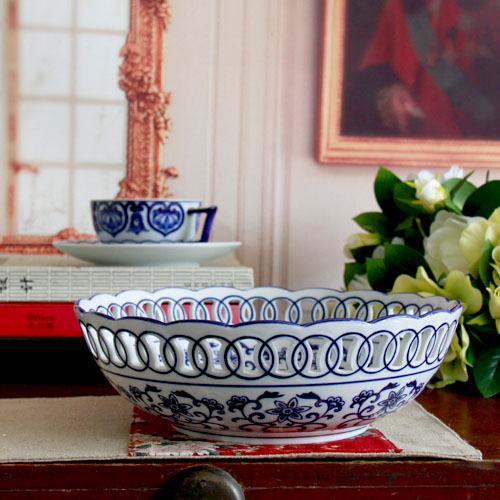 Blue and white hollow out fruit bowl dessert fruit bowl round home sitting room large creative decoration of jingdezhen ceramic furnishing articles