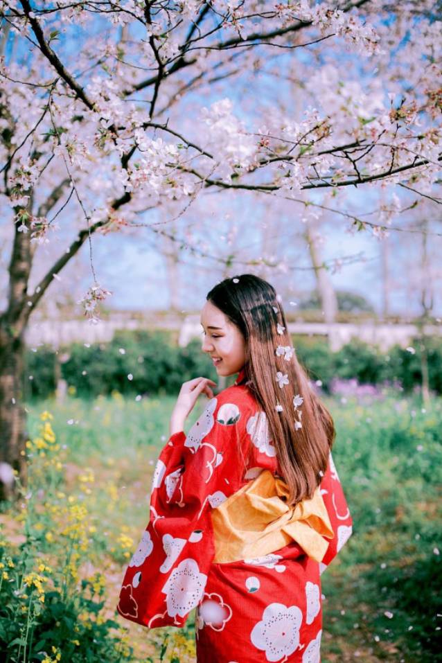 穿很文艺的亮色衣服,那么请记得选择背后樱花没有那么密集的地方拍照
