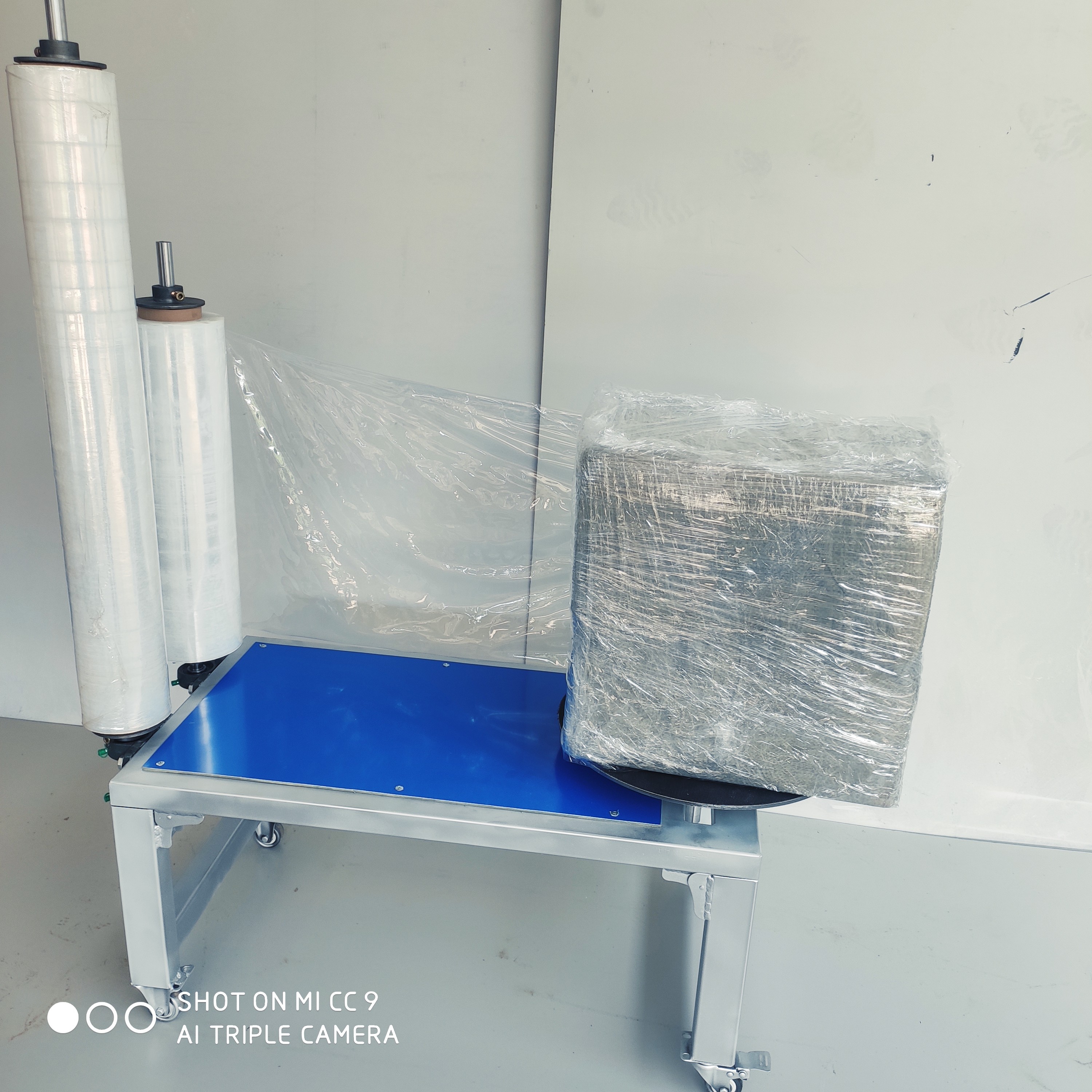 自动围膜拉伸膜缠绕机手动缠绕膜打包机纸箱缠膜机小型托盘包装机