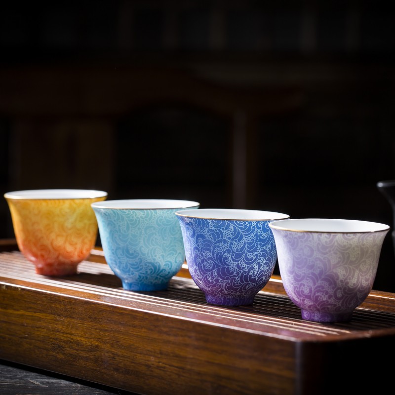 Plunge into the blue and white enamel pick flowers single hand painting of flowers and tea cup of jingdezhen ceramic cups kung fu master individual cup