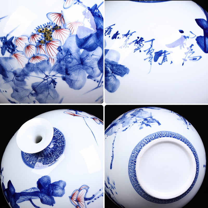 Jingdezhen ceramics master hand draw freehand brushwork in traditional Chinese blue and white porcelain vases, sitting room adornment of new Chinese style porch place