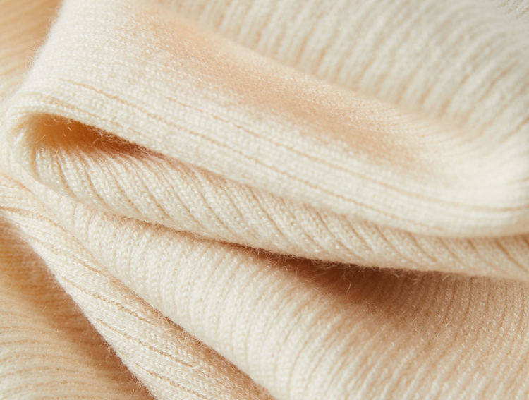 绵羊毛腈纶混纺面料 温暖性好,质地柔和细腻,纹路清晰,成衣挺括立体.