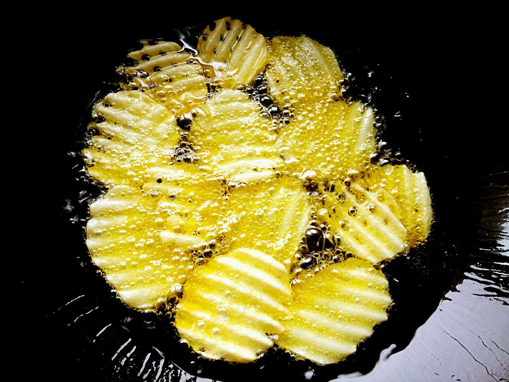 炸好的薯格放在厨房用纸上吸吸油,看,炸好的薯格金黄金黄的,好想律舷