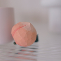 OHE Original) Ins Wood Carve Peaches With Peach Pendant Hanging Accessories Creative Girl Gifts Pink Peach Art