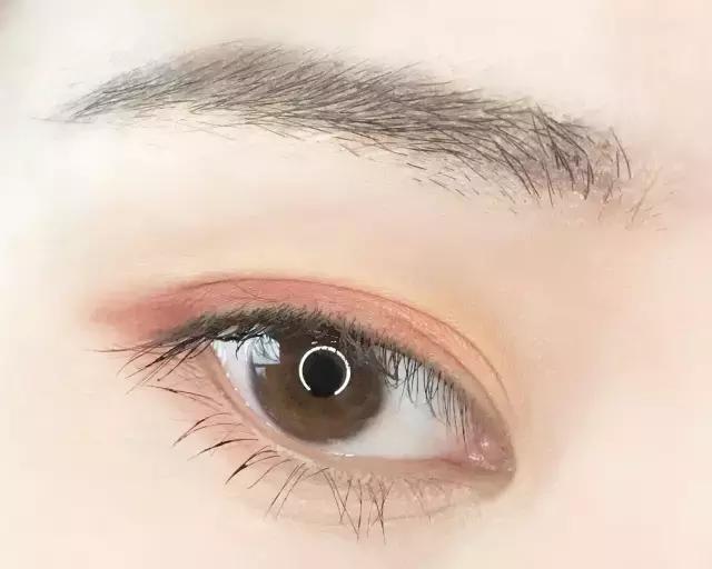 最后再刷上睫毛膏,画上内眼线,一个超简单眼妆就完成啦!