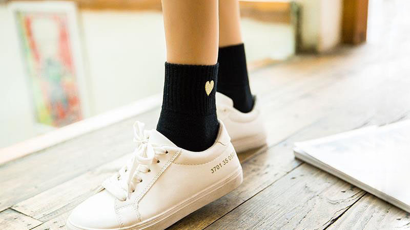 穿鞋露出袜子,时尚女孩的必备