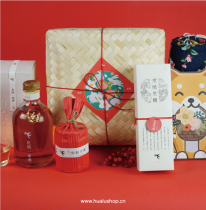 Small reunion gift box New Years gift with hand gift to friends and elders