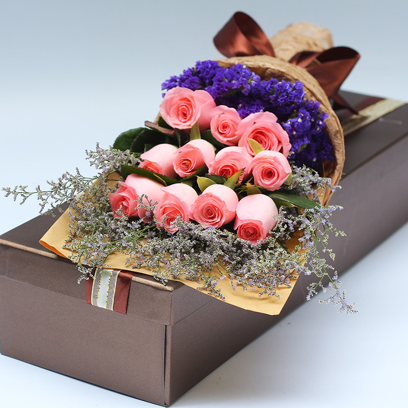 11支戴安娜玫瑰,搭配绿材,紫色包装圆形花束